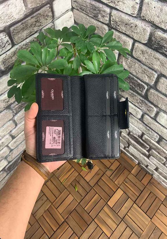 Guard Black Zipper and Leather Hand Portfolio