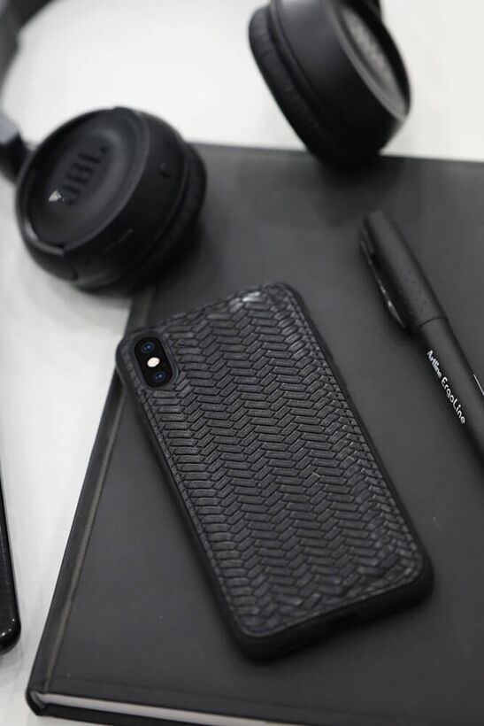 Guard Black Knit-Pattern Leather iPhone X / XS Case